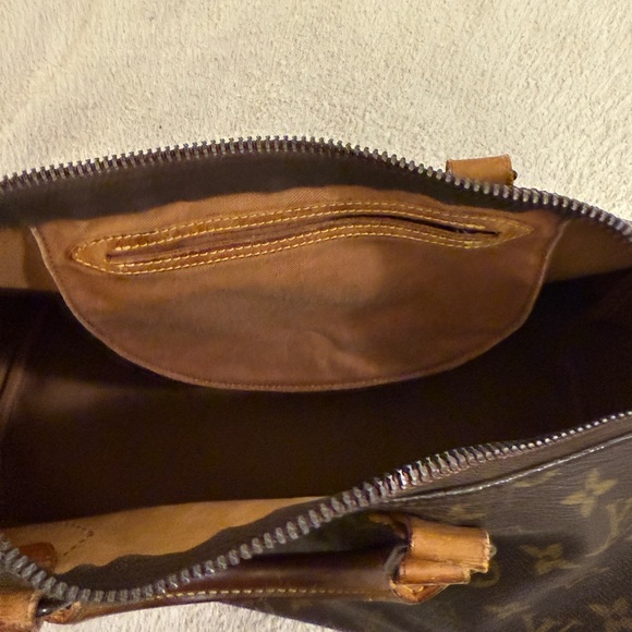 Authentic Louis Vuitton Monogram Canvas Handbag speedy 35 - Picture 8 of 16
